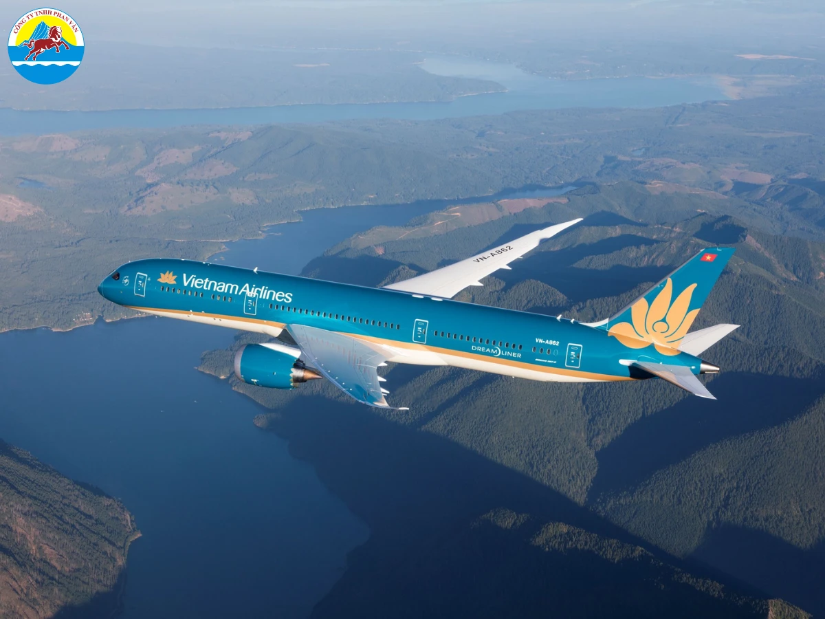 Các chặng bay từ Việt Nam sang Lào được cung cấp bởi Vietnam Airlines, Lao Airlines và Vietjet Air