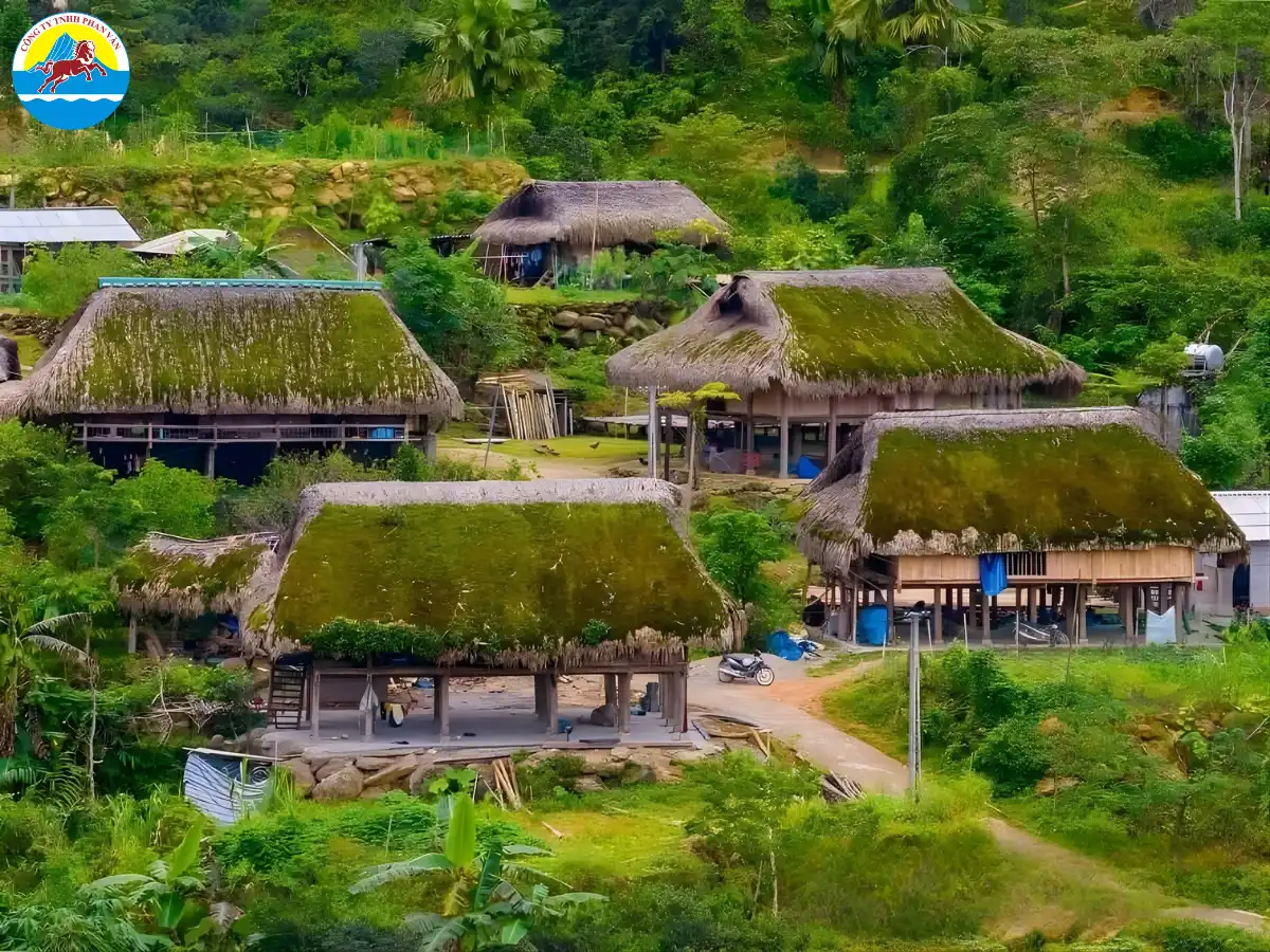 Làng văn hóa rêu xanh Xà Phìn