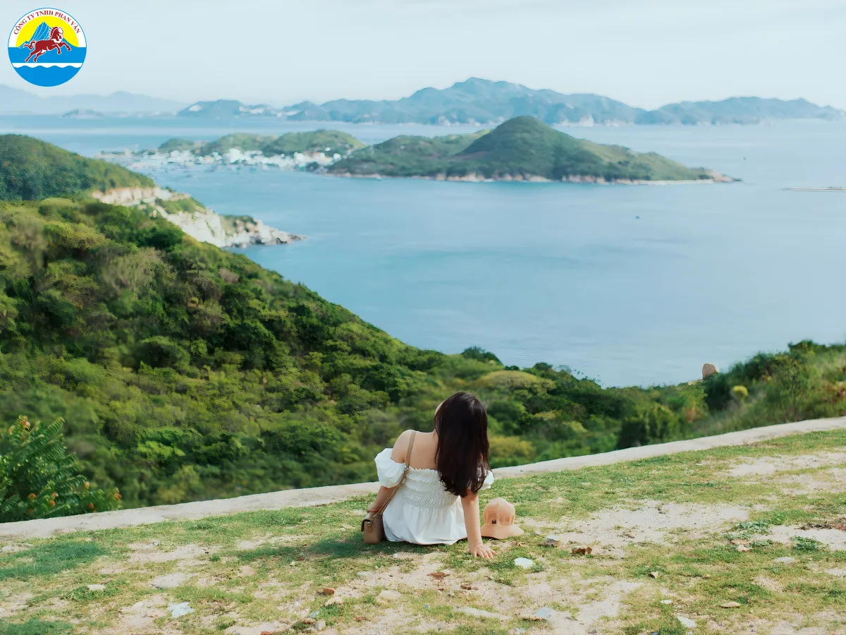 Trekking xuyên rừng quốc gia Núi Chúa