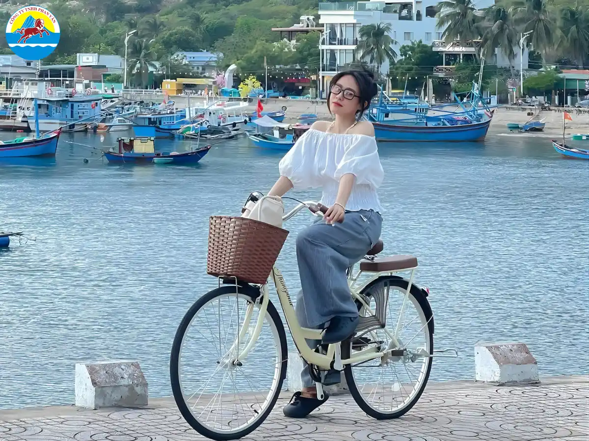 Chinh phục cung đường ven biển 702