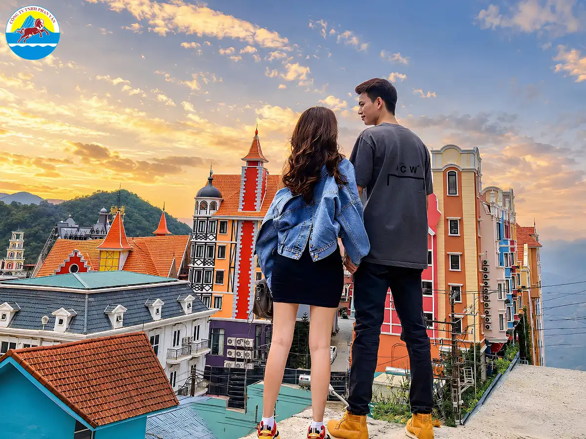 Du khách mặc áo khoác nhẹ tham quan tại thị trấn Tam Đảo