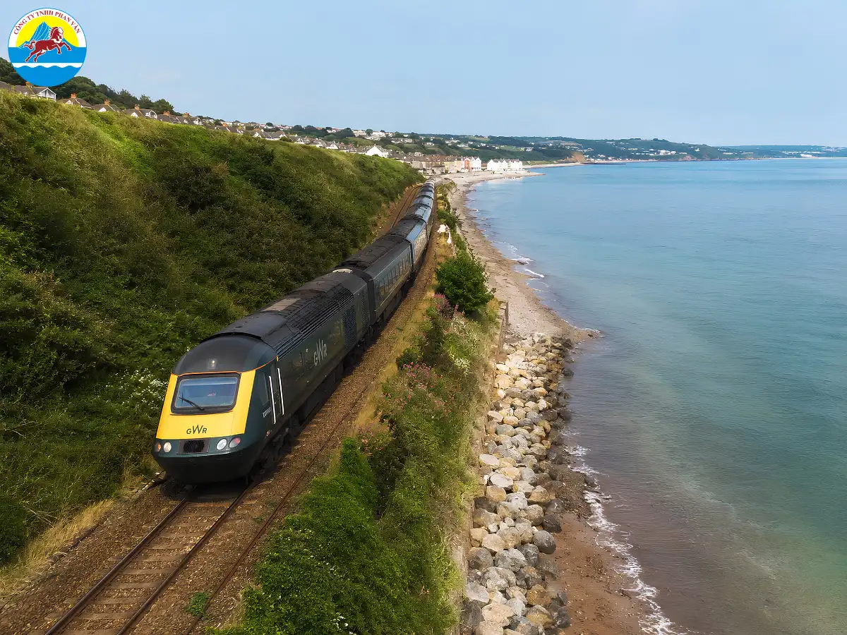 Đoàn tàu GWR chạy dọc bờ biển xứ Wales hướng về Cardiff