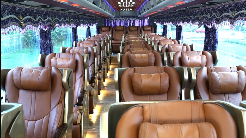 Bên trong xe limousine cao cấp