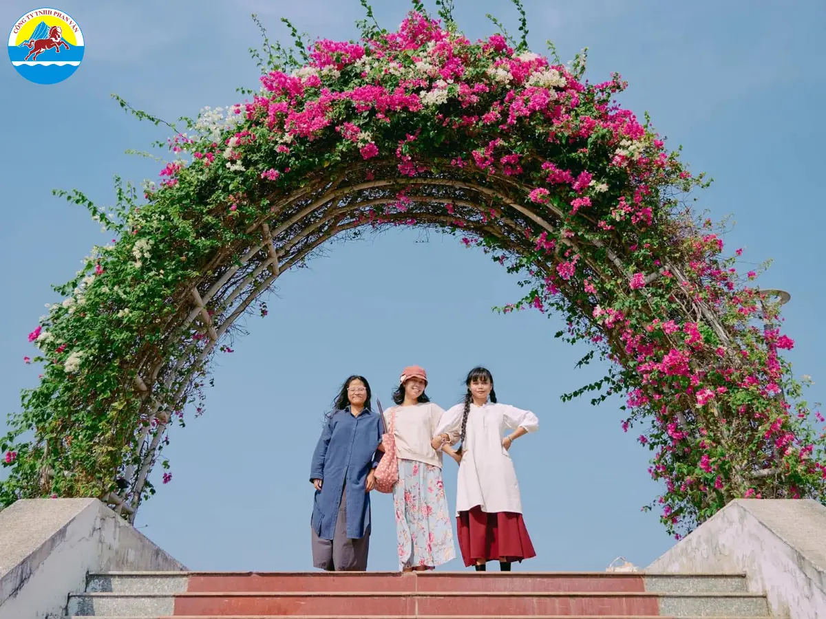 Tour trọn gói qua Phan Văn Travel thường tiết kiệm hơn so với tự túc