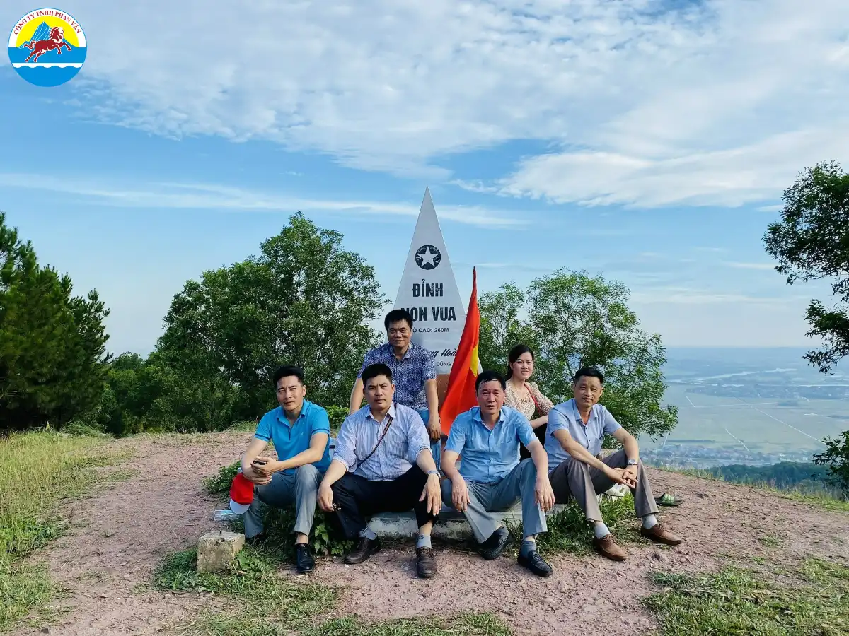 Đỉnh Non Vua và dãy núi Nham Biền