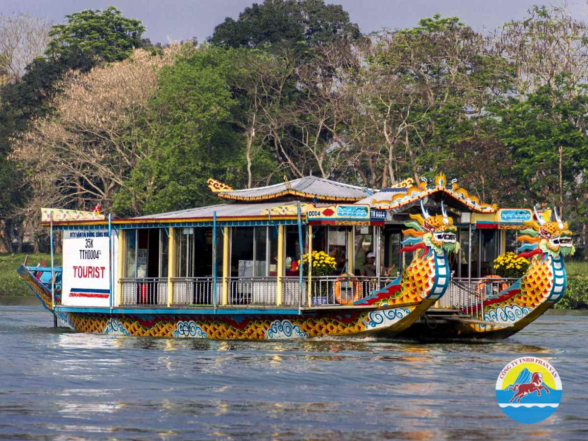 Du ngoạn trên sông Hương