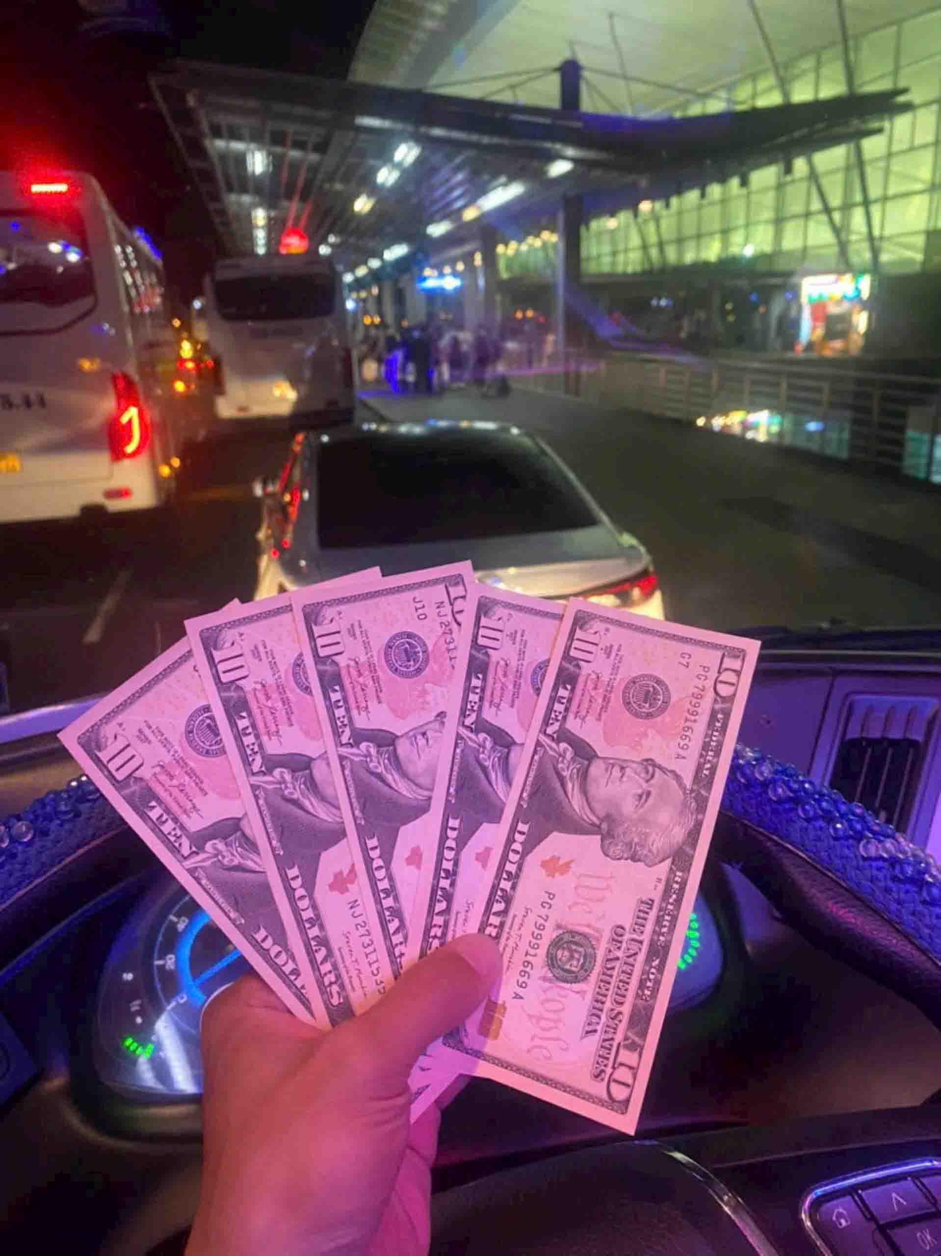 Hành khách tip tiền cho tài xế sau mỗi tour du lịch