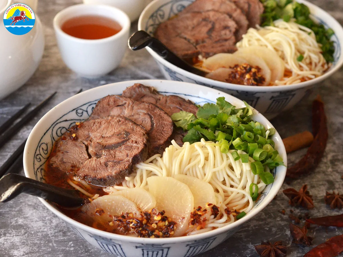 Du khách dễ dàng tìm thấy các bún bò chuẩn vị