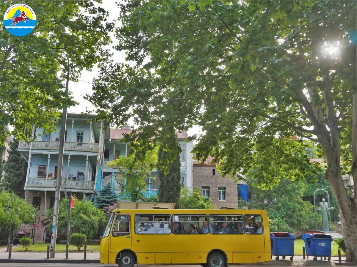 Di chuyển bằng Marshrutka để tiết kiệm chi phí