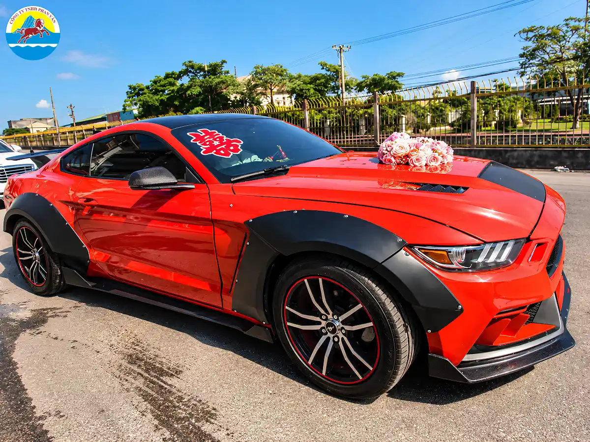 Mẫu siêu xe hoa Ford Mustang màu đỏ rực rỡ