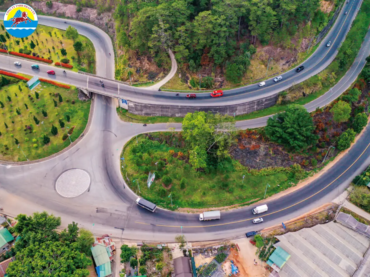 Ngắm cảnh đèo Prenn để chụp ảnh lưu niệm