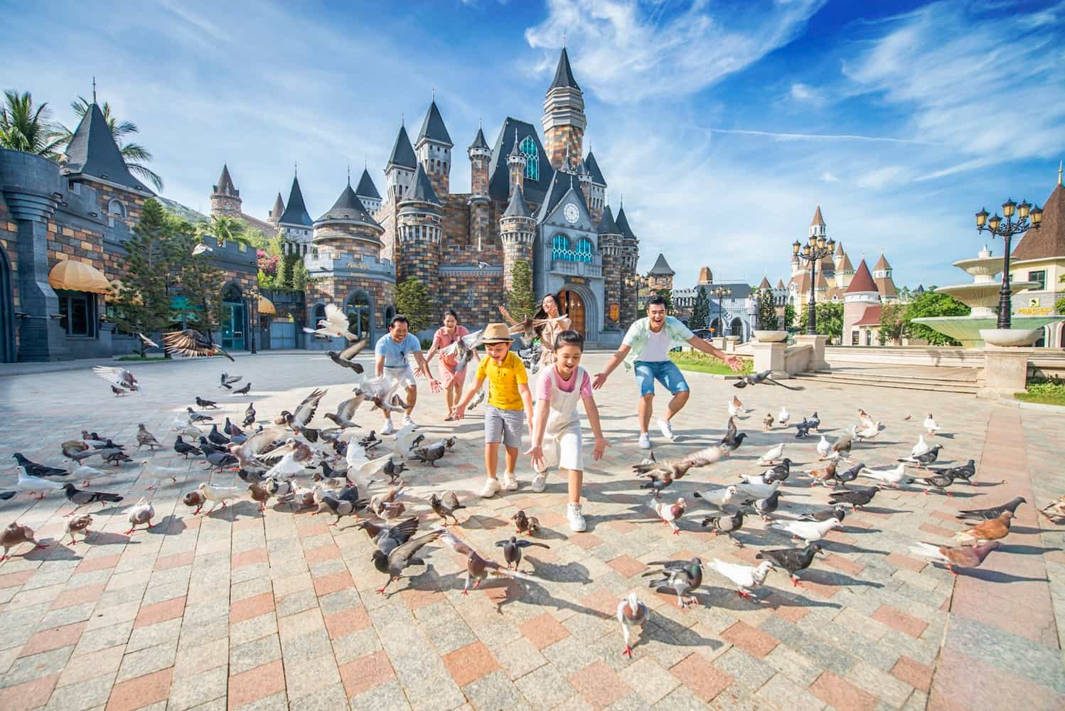 Vui chơi cùng những chú chim sẻ tại VinWonders Nha Trang