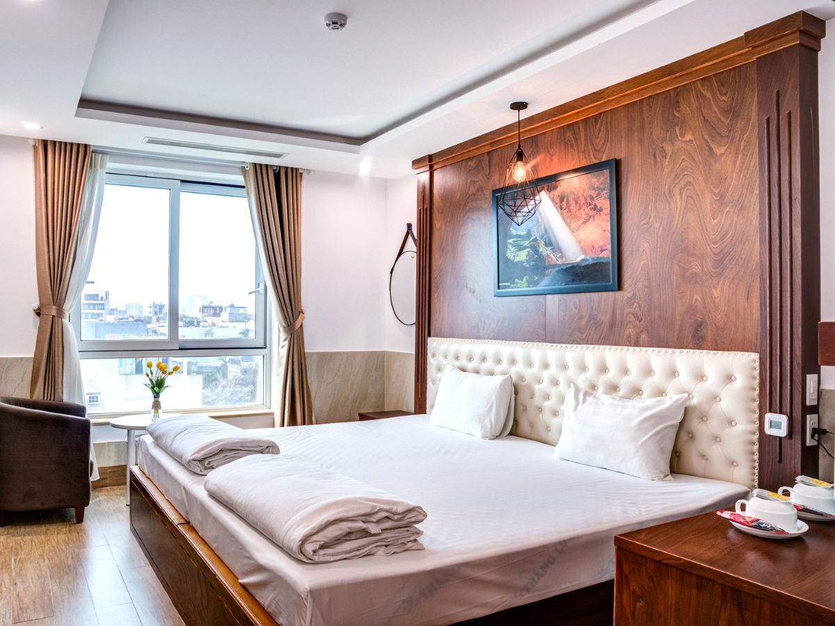 Phòng nghỉ có cửa sổ hướng về phía cầu sông Hàn