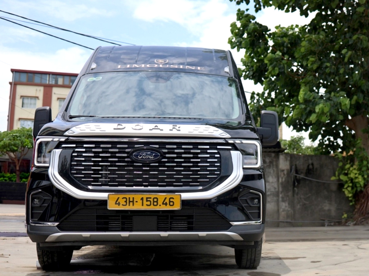 Thuê xe limousine 12 chỗ đi xem pháo hoa, trải nghiệm đỉnh cao