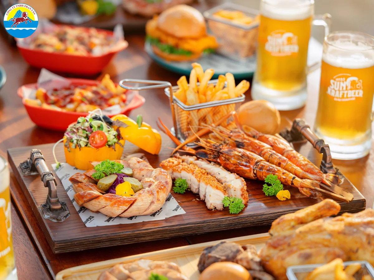 Du khách thưởng thức buffet tại nhà hàng trên đỉnh Bà Nà Hills