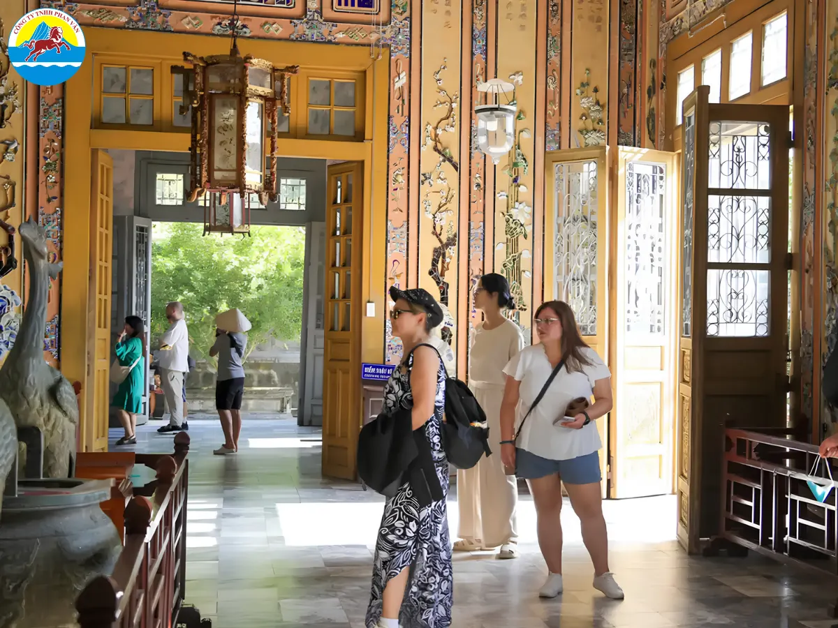 Đoàn khách tham quan tại lăng Khải Định