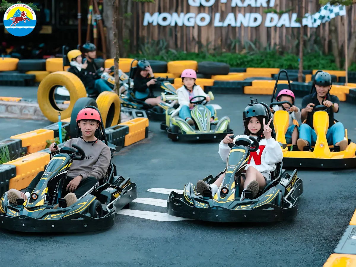 Du khách đua Go-Kart