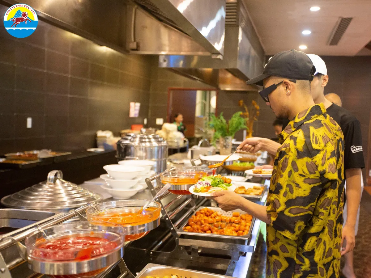 Du khách ăn buffet tại Núi Thần Tài