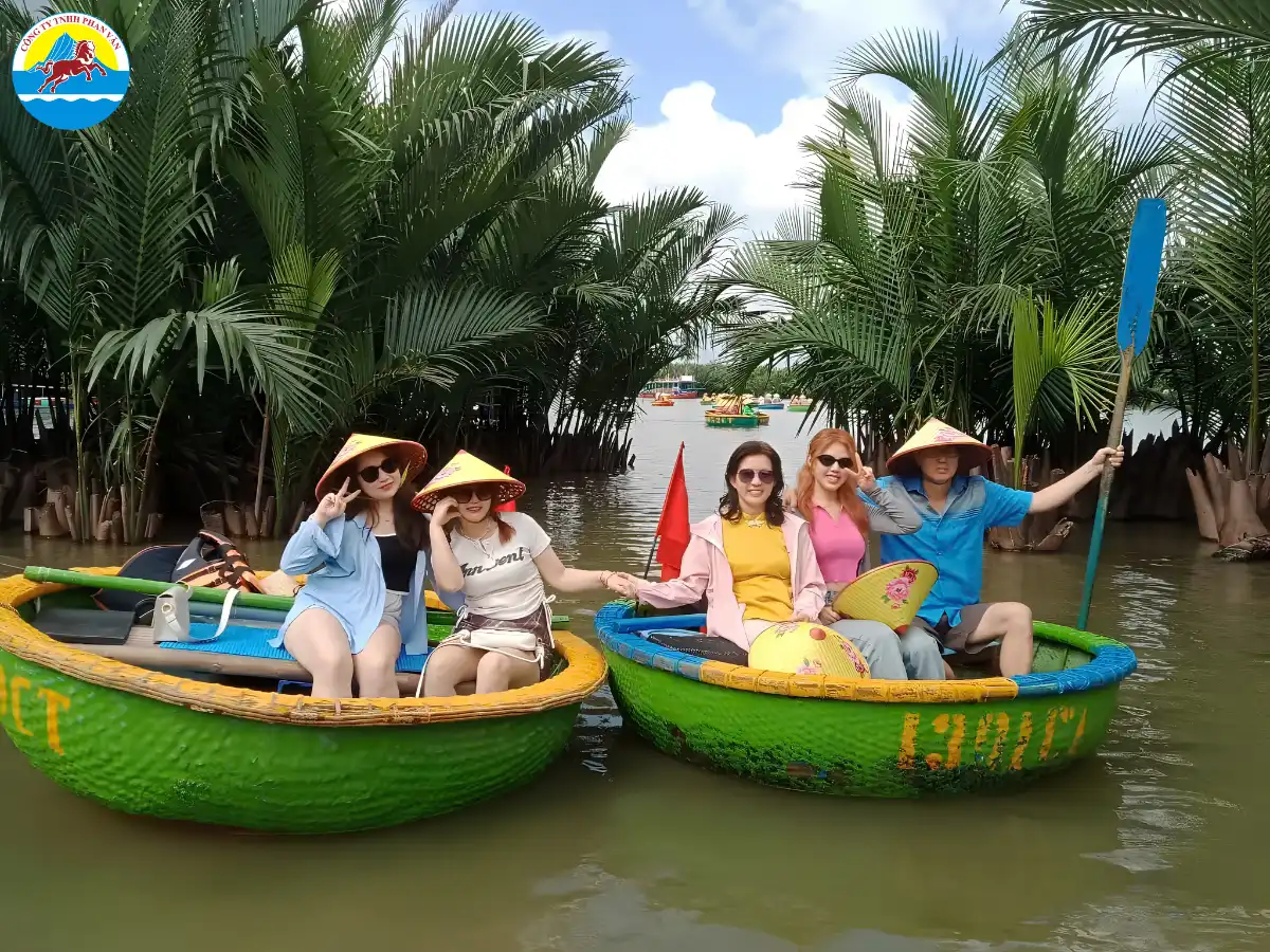 Đoàn khách Phan Văn Travel tập hợp tại bến thuyền Rừng Dừa Bảy Mẫu