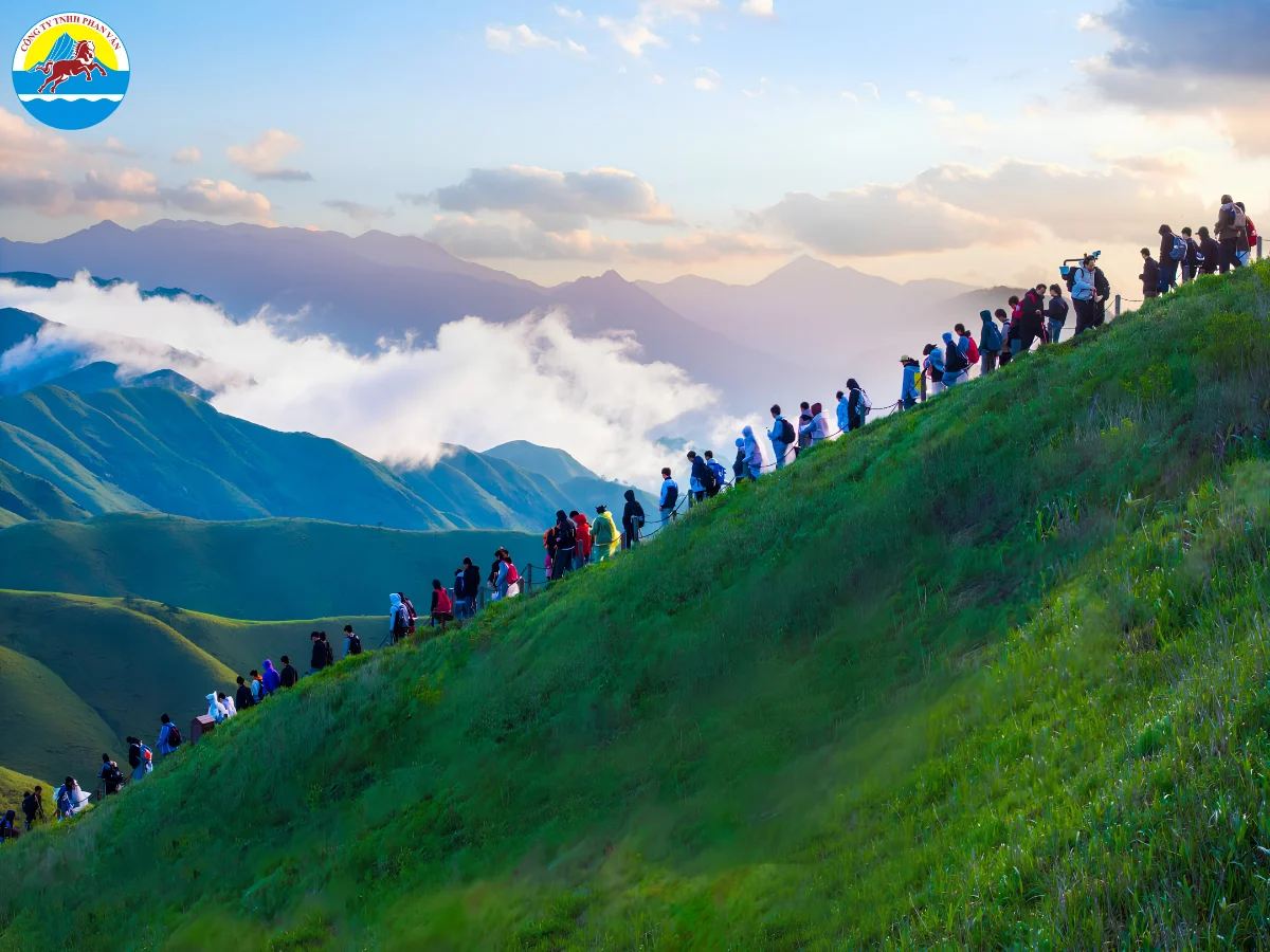 Núi Vũ Công là thắng cảnh nổi bật với đồng cỏ cao nguyên bát ngát và núi non hùng vĩ