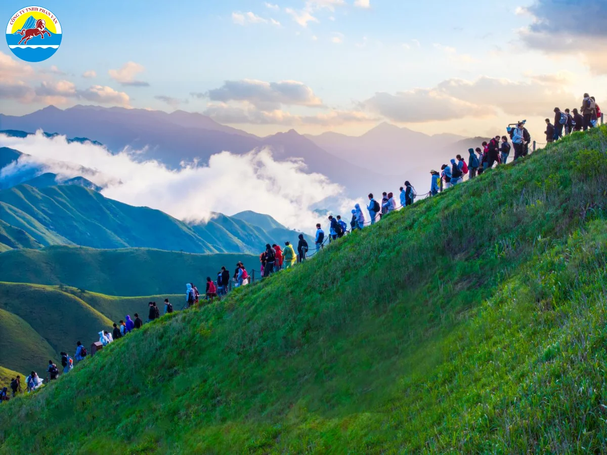 Núi Vũ Công là thắng cảnh nổi bật với đồng cỏ cao nguyên bát ngát và núi non hùng vĩ