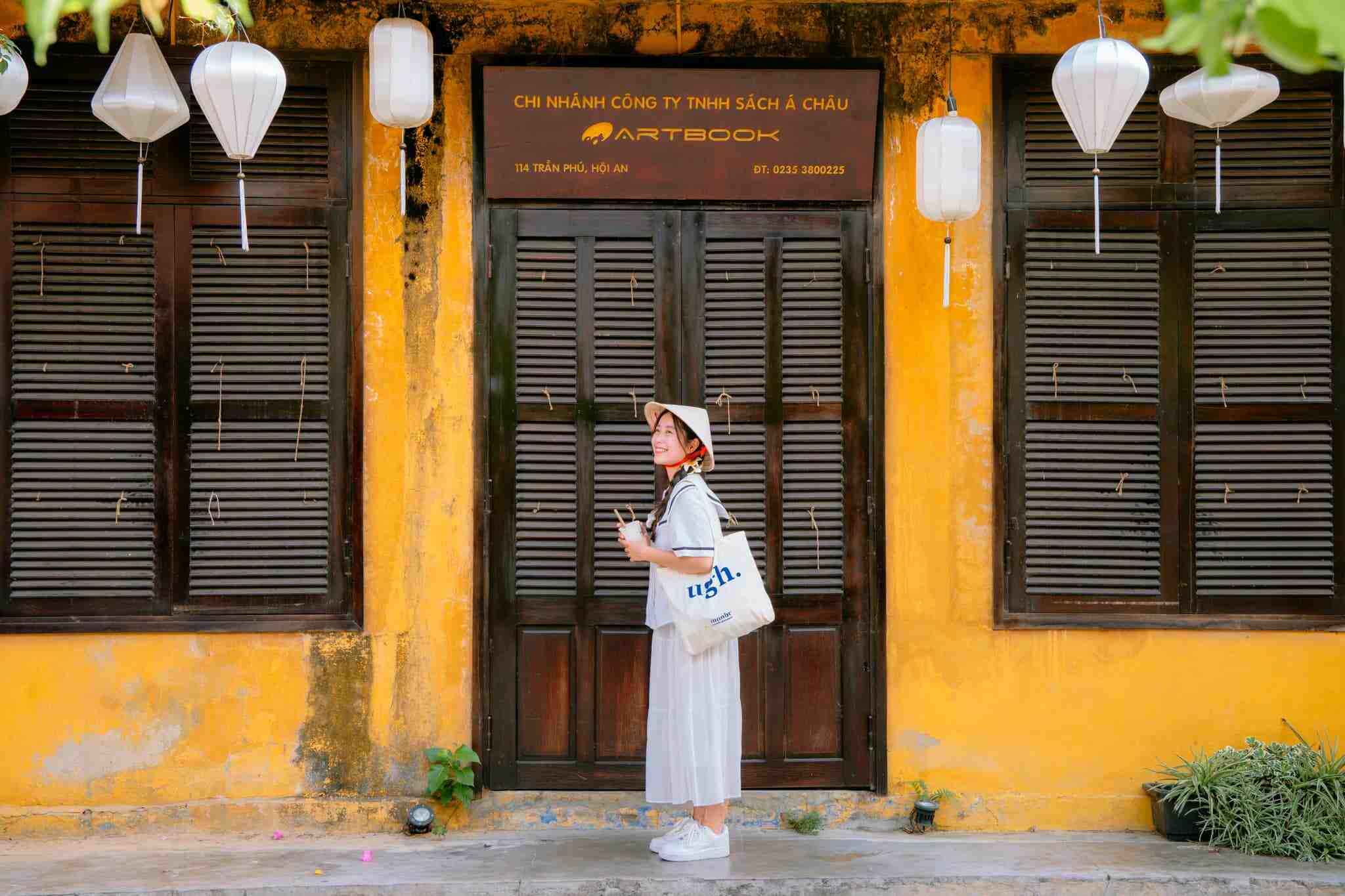 Chụp ảnh kỷ niệm tại Hội An