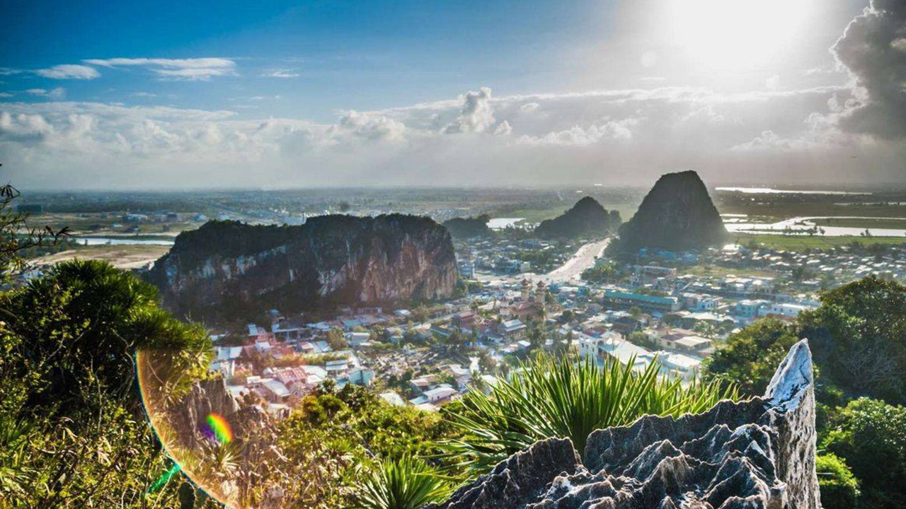 Ngắm nhìn toàn cảnh thành phố từ núi Ngũ Hành Sơn