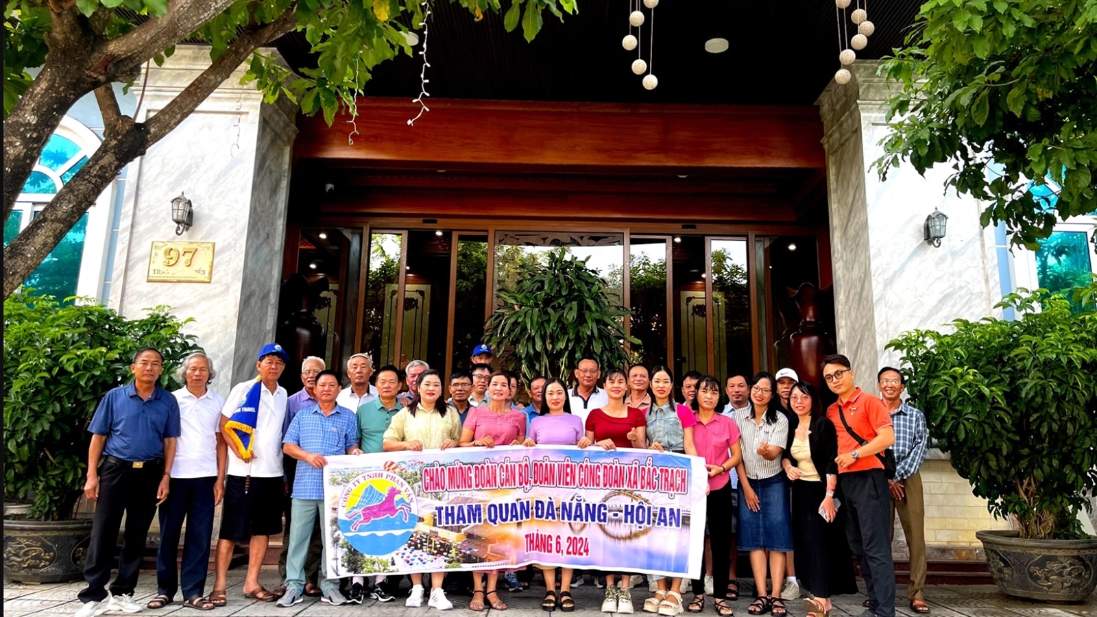 Săn tour giảm giá thông qua fanpage của đơn vị