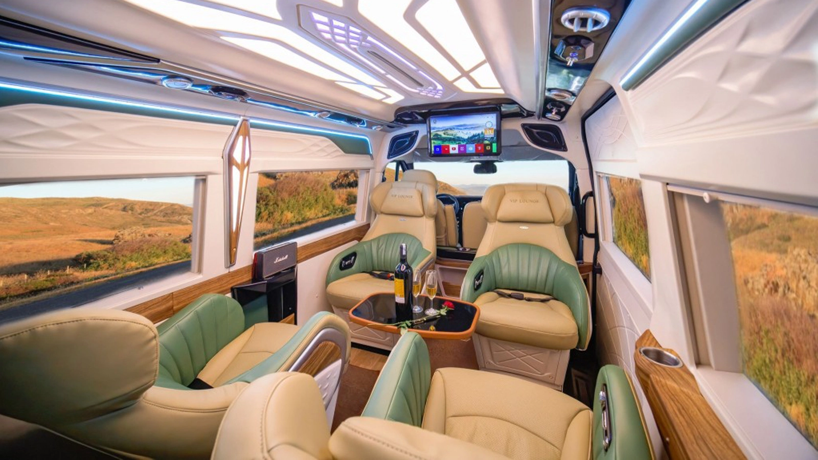 Nội thất bên trong xe