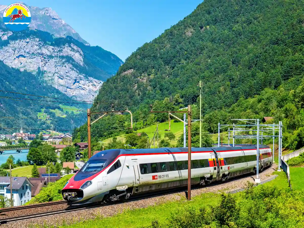 Từ Thượng Hải hoặc Hàng Châu, du khách sử dụng tàu cao tốc để đến ga Hoàng Sơn Bắc