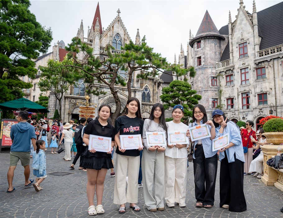 Hình ảnh học sinh đến Bà Nà Hills với giấy khen