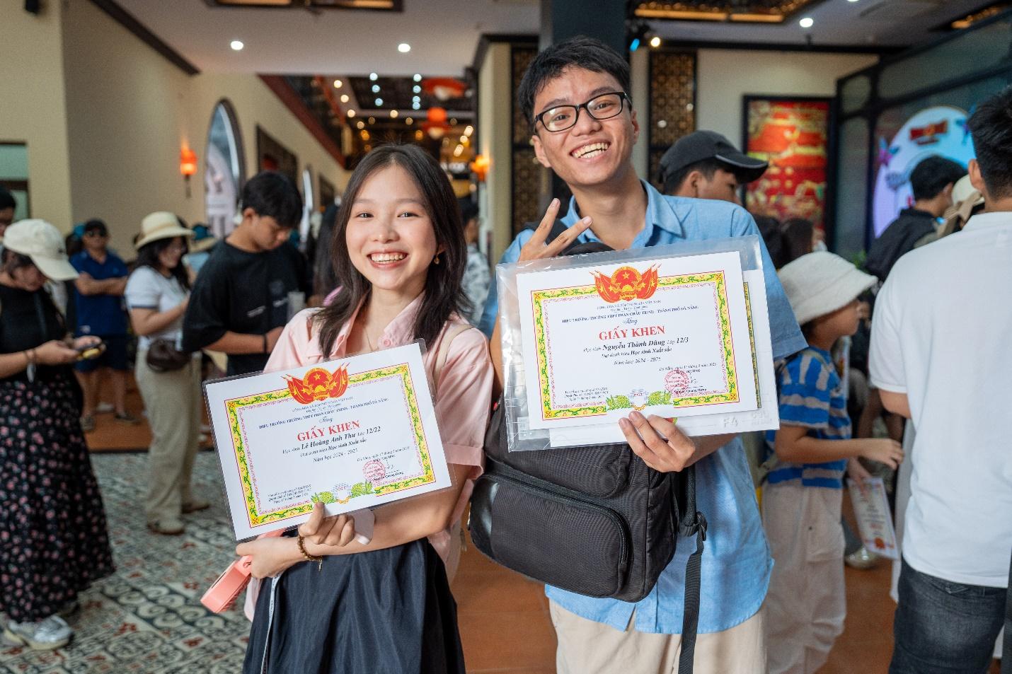 Tấm bằng khen của học sinh như tấm vé thông hành.