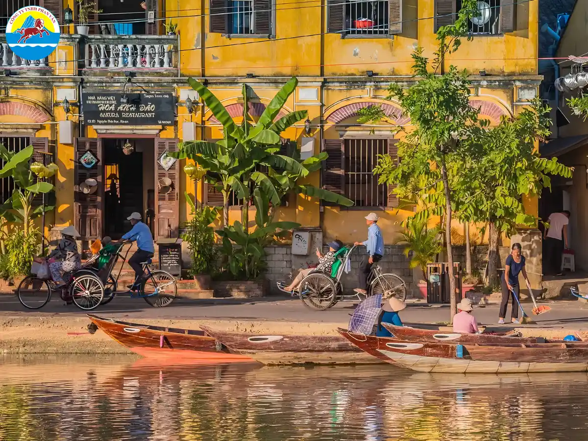 Khung cảnh nhộn nhịp ngày nắng tháng 8 tại phố cổ Hội An bên bờ sông Hoài