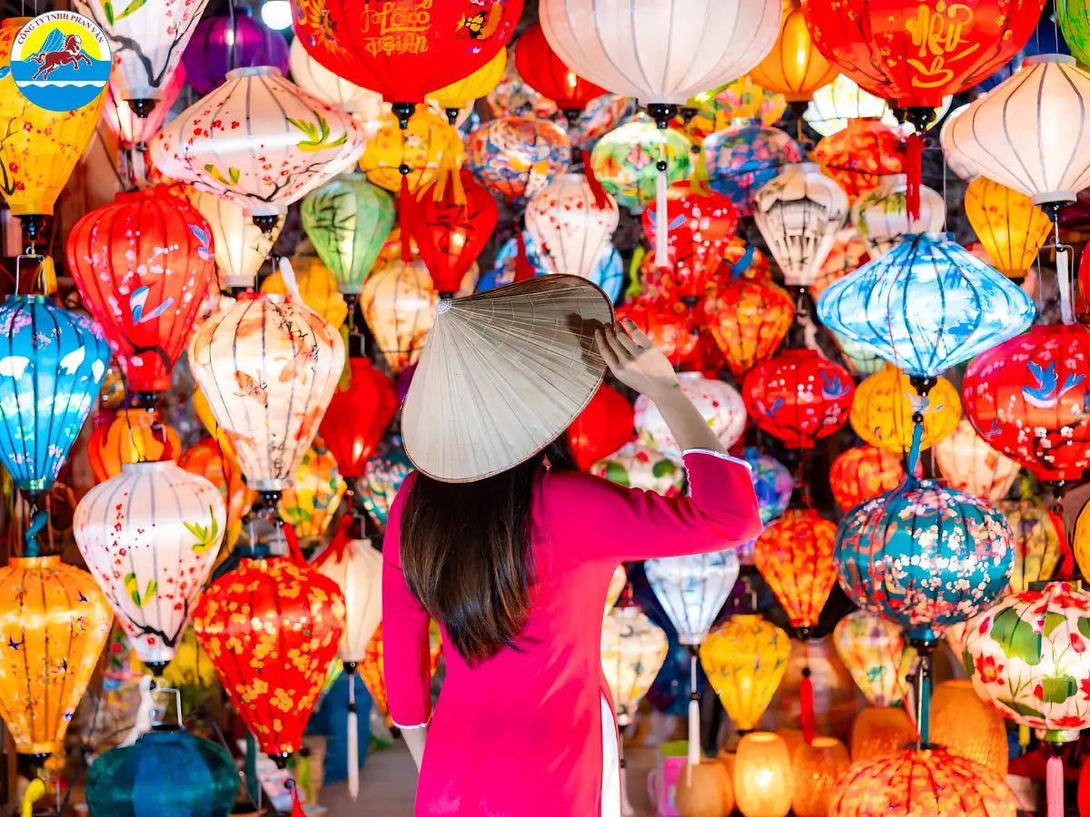 Lồng đèn trên phố cổ Hội An trong đêm hội Trung Thu