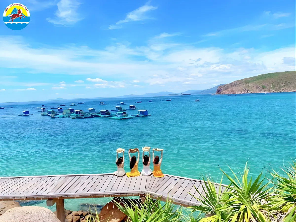 Tạo dáng bên cầu gỗ ven núi