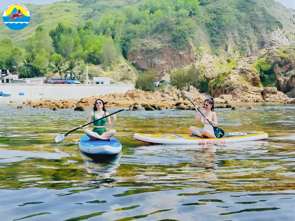 Chèo SUP "bay" trên thảm rong mơ