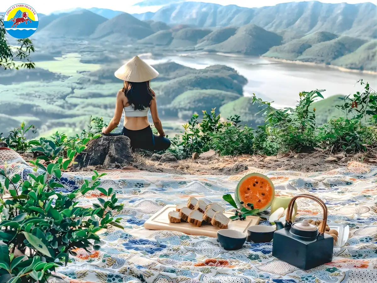 Trekking chinh phục đỉnh núi Hòn Khô