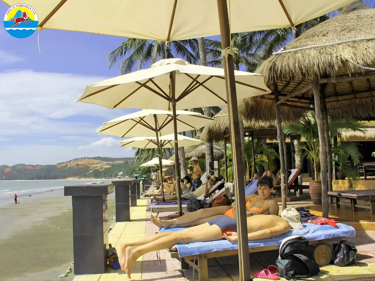 Bãi biển tại Hòn Rơm