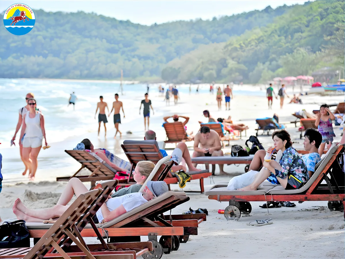 Du khách tắm biển tại bãi biển phía Bắc đảo Hòn Tre