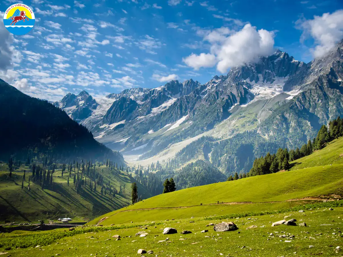 Kashmir Ấn Độ nổi bật với vị trí giữa dãy Himalaya và Pir Panjal