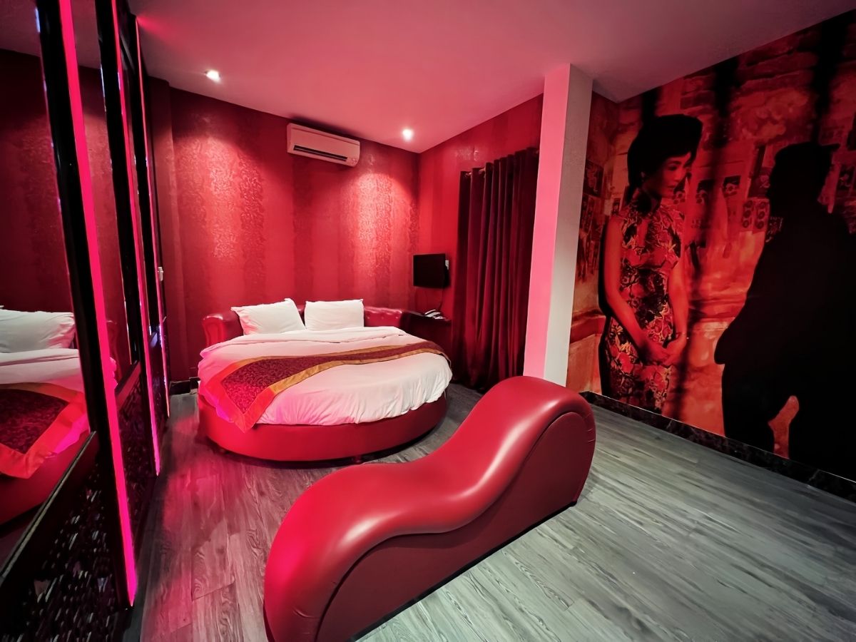 Mỗi phòng được trang bị ghế tình nhân và đồ cosplay