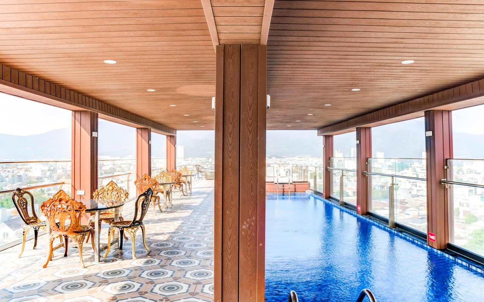 Hồ bơi của khách sạn Phan Văn