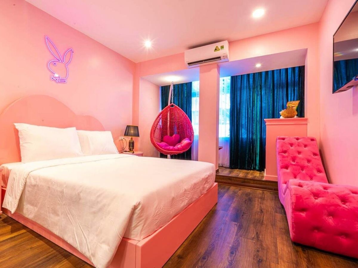 Phòng có ghế tình yêu có có mức giá đa dạng tùy theo hạng phòng