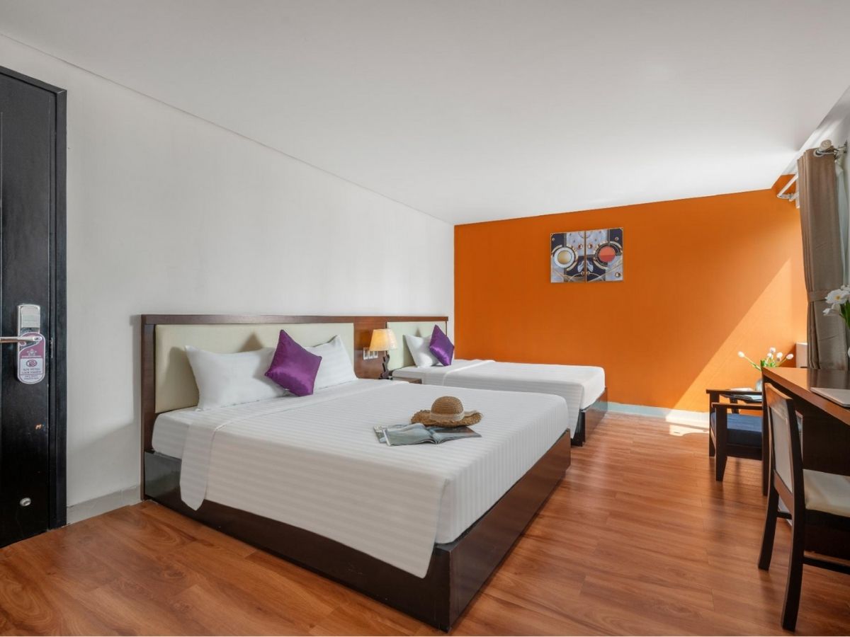 Phụng Thuỷ Hotel & Spa có ban công đón ánh dương mỗi sáng đẹp