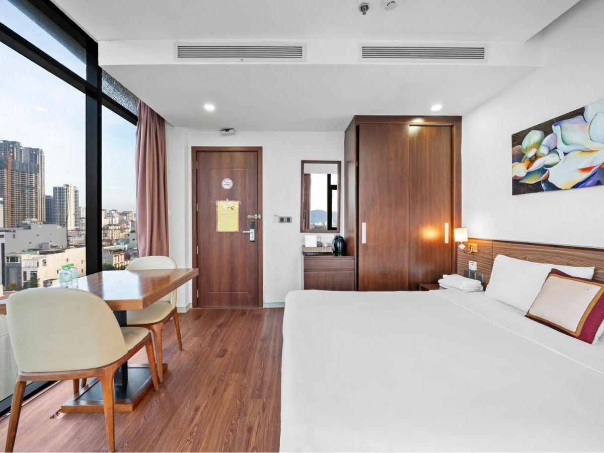 Phòng ngủ Diamond Beach Hotel nội thất gỗ cổ điển