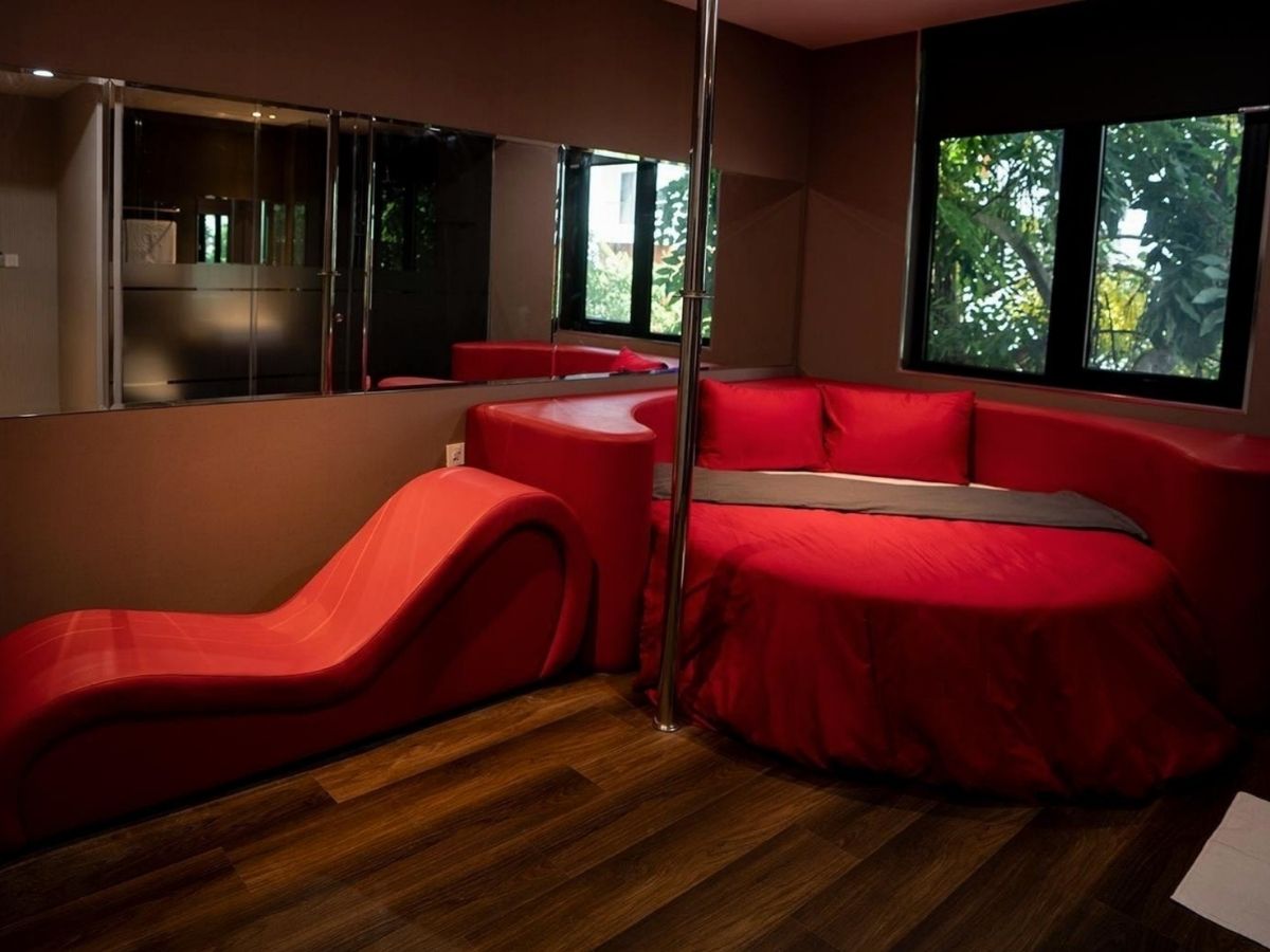 Phòng có nhiều chủ đề khác nhau, mỗi phòng đều kèm ghế tình yêu