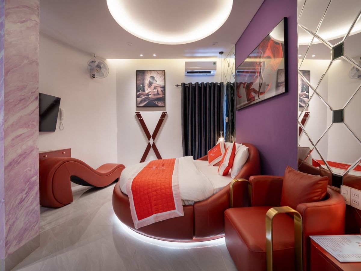 Mỗi phòng theo một chủ đề riêng, có ghế tình yêu, giường rộng, ánh sáng