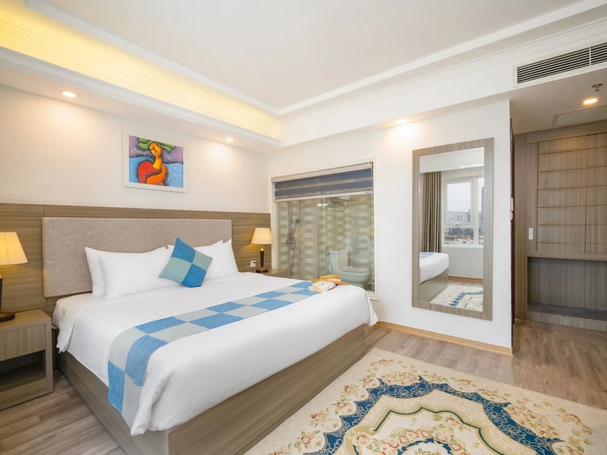 Phòng Royal Beach Hotel thiết kế hiện đại, sạch sẽ