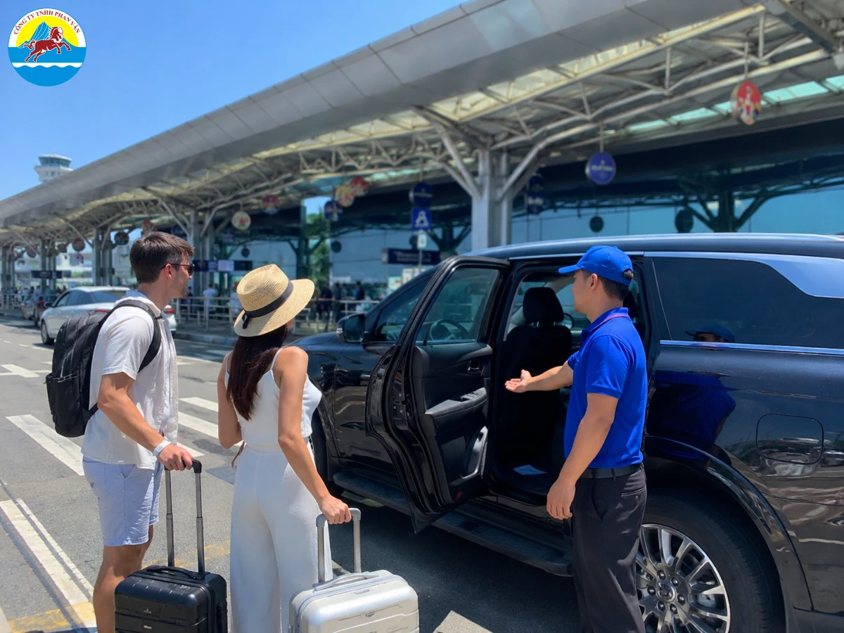 Xe du lịch Phan Văn Travel đón khách tại sân bay Đà Nẵng