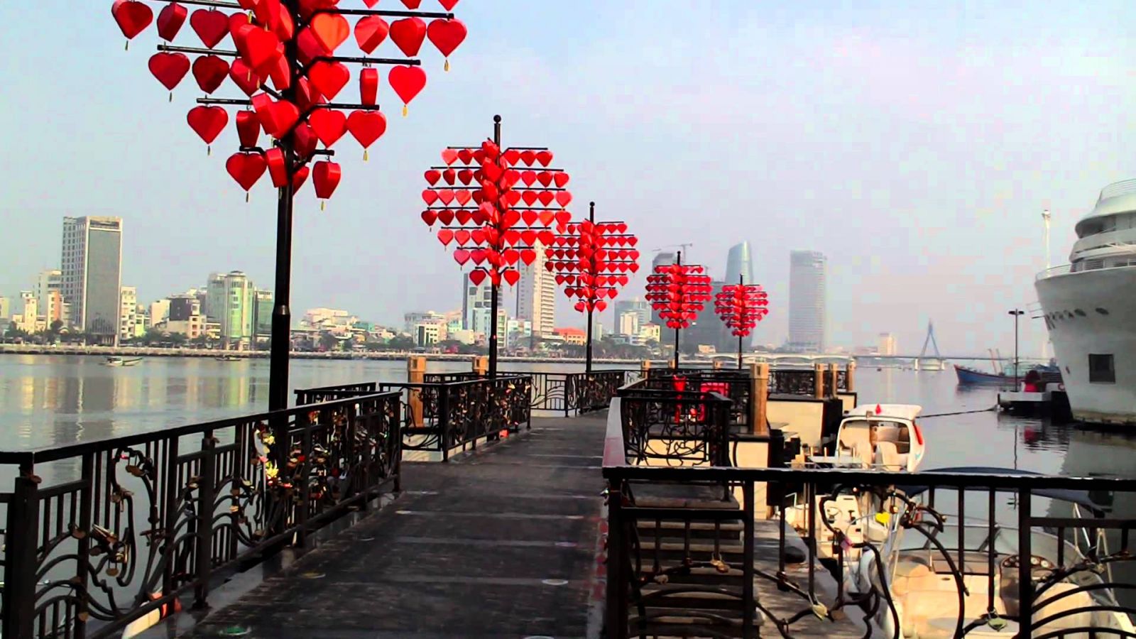 Cầu tình yêu là nơi minh chứng cho sự vĩnh cửu